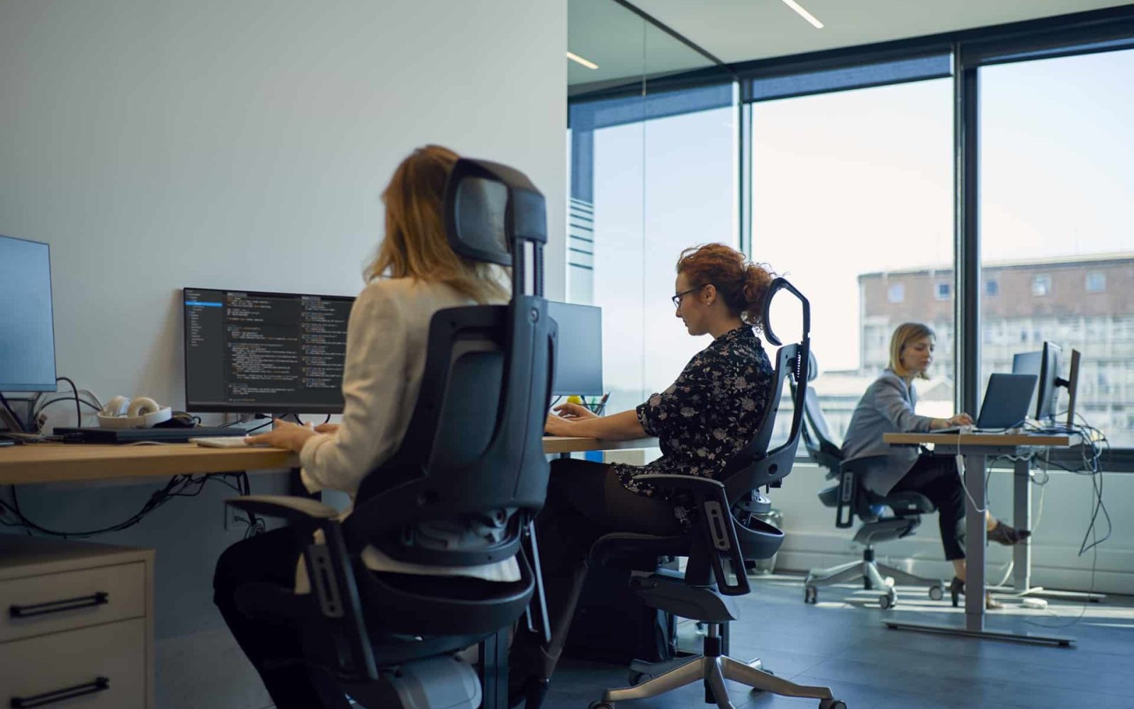 businesswomen using computers in office 2023 11 27 05 11 35 utc