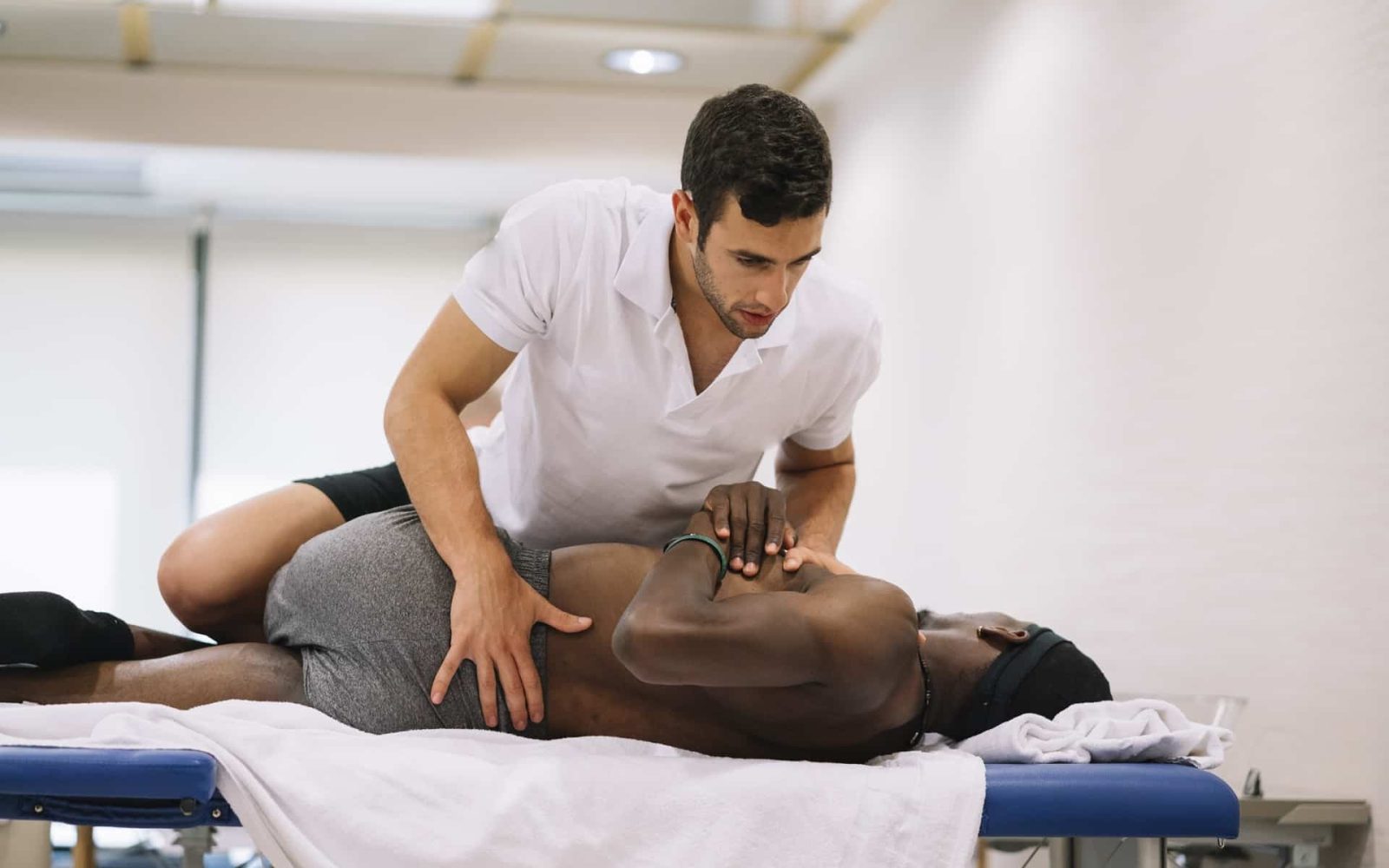 the physiotherapist treating a man using equipment 2023 11 27 05 04 56 utc